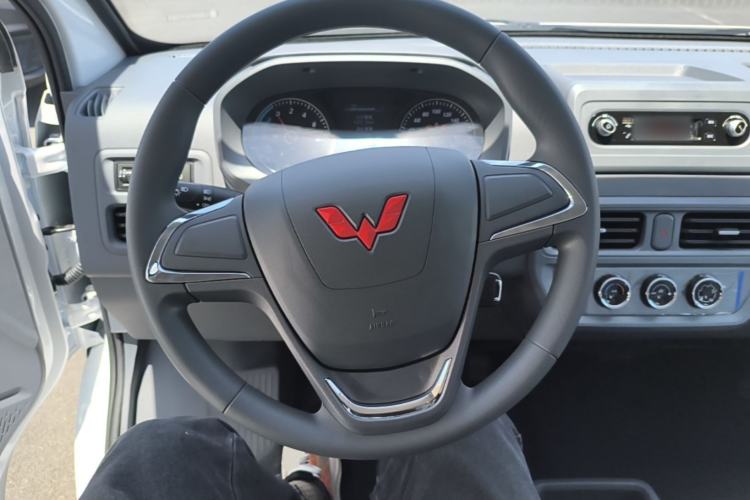 Used Wuling Yangguang 2026 Model, 330km Bus Comfort Edition Steering Wheel