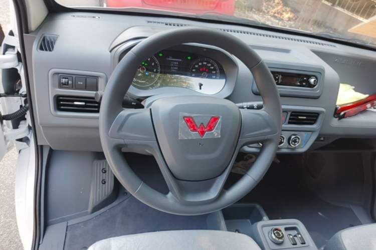 Used Wuling Yangguang 2026 Model, 300km Window-Sealed Practical Edition Steering Wheel