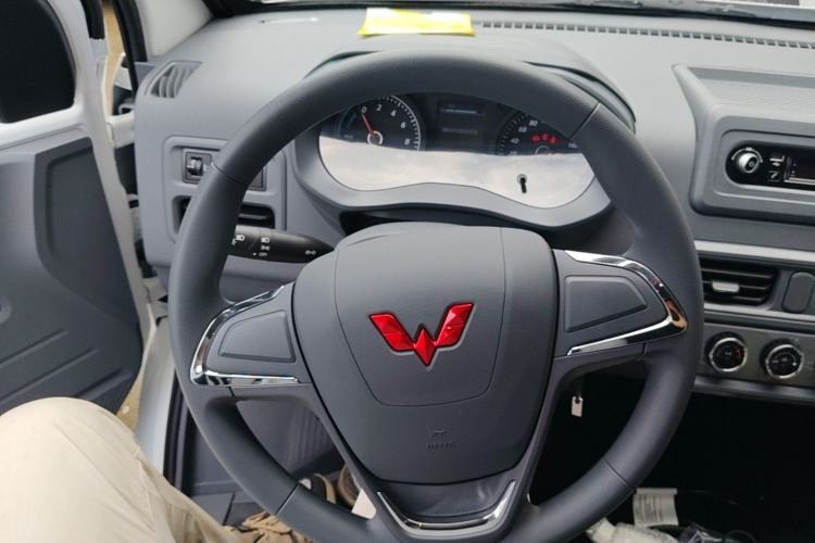 Used Wuling Yangguang 2026 Model, 440km Bus Comfort Edition, 6 Seats Steering Wheel