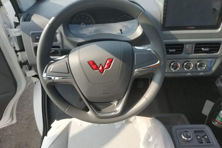 Used Wuling Yangguang 2026 Model, 330km Bus Comfort Edition Steering Wheel