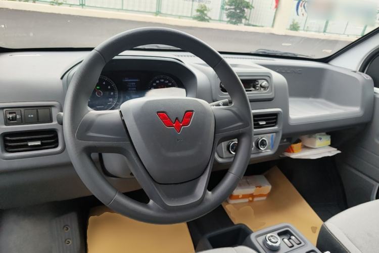 Used Wuling Yangguang 2026 Model, 300km Window-Sealed Comfort Edition Steering Wheel