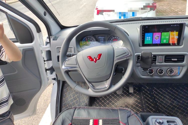 Used Wuling Yangguang 2026 Model, 440km Bus Comfort Edition, 6 Seats Steering Wheel