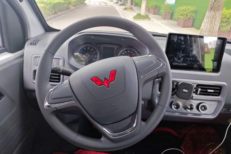 Used Wuling Yangguang 2026 Model, 330km Bus Comfort Edition Steering Wheel