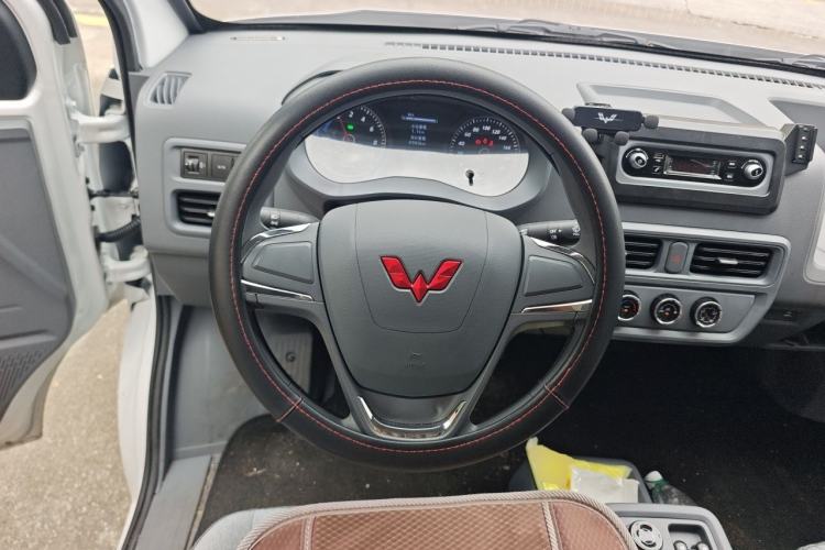 Used Wuling Yangguang 2026 Model, 440km Bus Comfort Edition, 6 Seats Steering Wheel