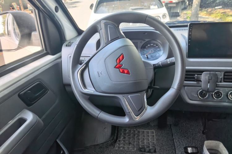 Used Wuling Yangguang 2026 Model, 440km Bus Comfort Edition, 6 Seats Steering Wheel