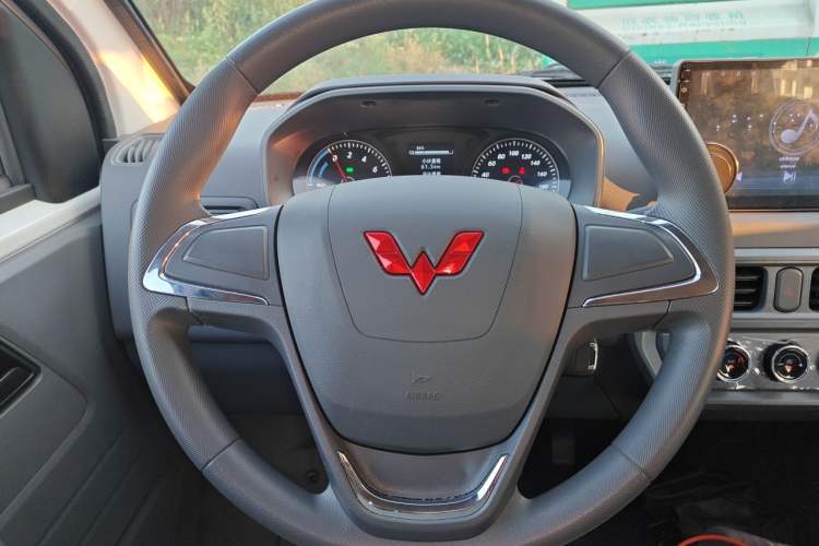 Used Wuling Yangguang 2026 Model, 440km Bus Comfort Edition, 6 Seats Steering Wheel