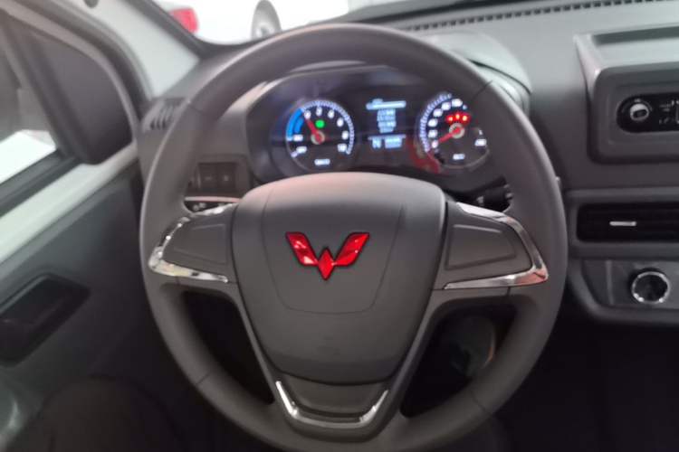 Used Wuling Yangguang 2026 Model, 330km Bus Comfort Edition Steering Wheel