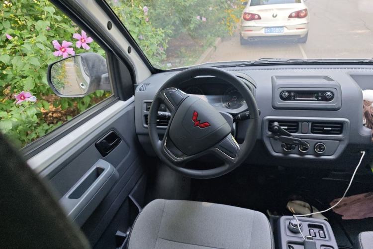 Used Wuling Yangguang 2026 Model, 440km Bus Comfort Edition, 6 Seats Steering Wheel