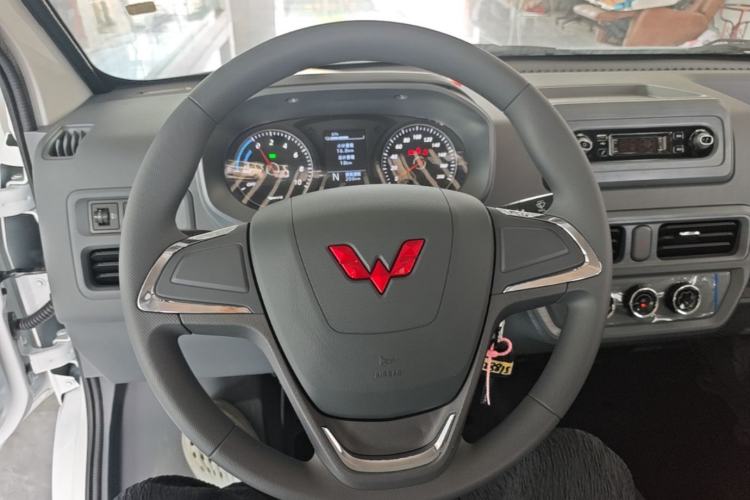Used Wuling Yangguang 2026 Model, 440km Bus Comfort Edition, 6 Seats Steering Wheel