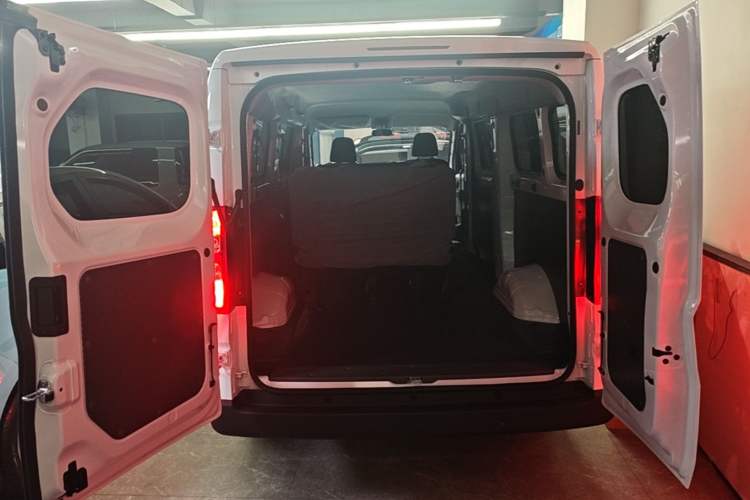 Used Wuling Yangguang 2026 Model, 330km Bus Comfort Edition Trunk