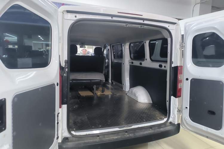 Used Wuling Yangguang 2026 Model, 330km Bus Comfort Edition Trunk