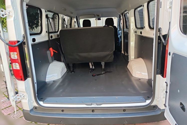 Used Wuling Yangguang 2026 Model, 440km Bus Comfort Edition, 6 Seats Trunk