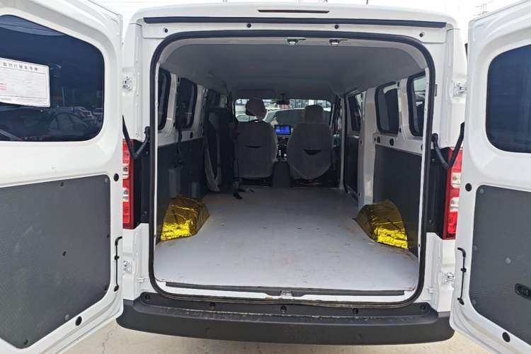 Used Wuling Yangguang 2026 Model, 440km Bus Comfort Edition, 6 Seats Trunk