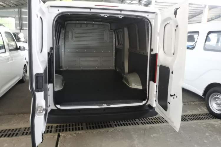 Used Wuling Yangguang 2026 Model, 300km Window-Sealed Practical Edition Trunk