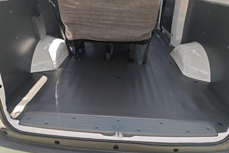 Used Wuling Yangguang 2026 Model, 440km Bus Comfort Edition, 6 Seats Trunk