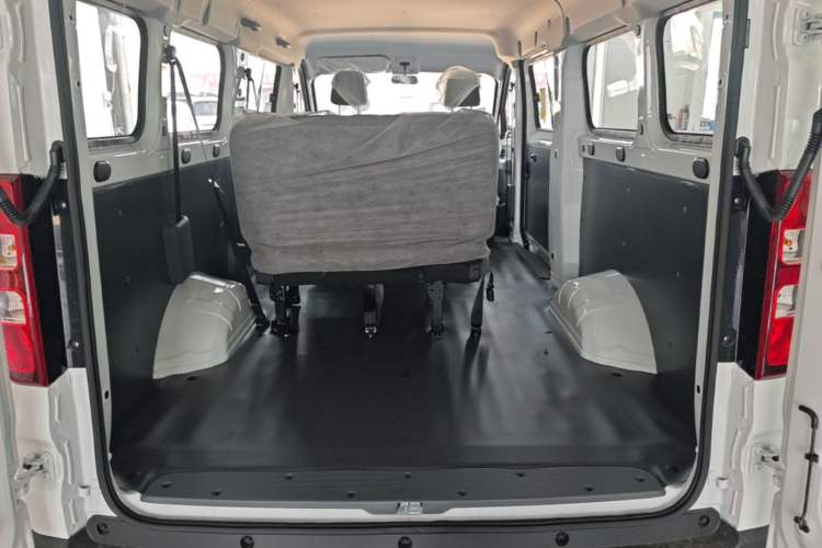 Used Wuling Yangguang 2026 Model, 440km Bus Comfort Edition, 6 Seats Trunk