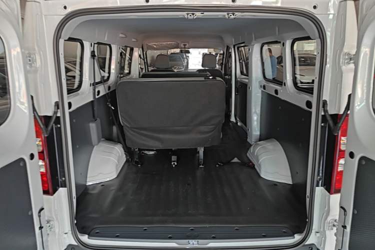Used Wuling Yangguang 2026 Model, 440km Bus Comfort Edition, 6 Seats Trunk