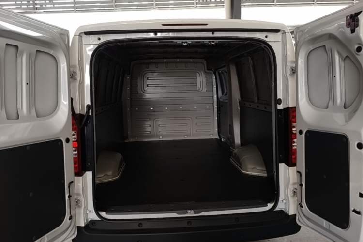 Used Wuling Yangguang 2026 Model, 300km Window-Sealed Practical Edition Trunk