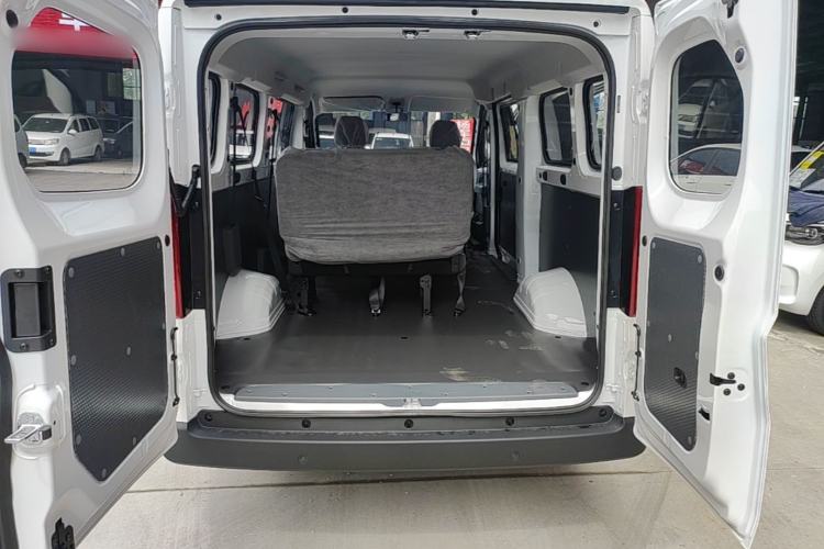 Used Wuling Yangguang 2026 Model, 330km Bus Comfort Edition Trunk