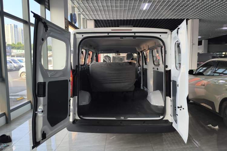 Used Wuling Yangguang 2026 Model, 330km Bus Comfort Edition Trunk