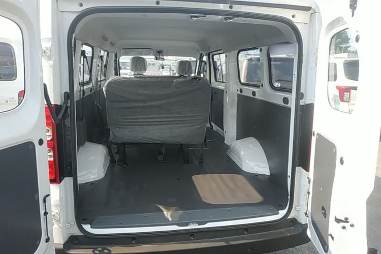 Used Wuling Yangguang 2026 Model, 330km Bus Comfort Edition Trunk