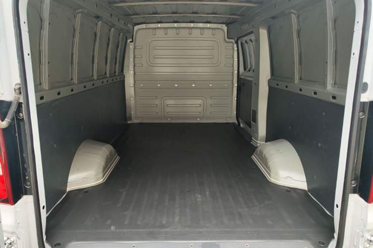 Used Wuling Yangguang 2026 Model, 300km Window-Sealed Comfort Edition Trunk