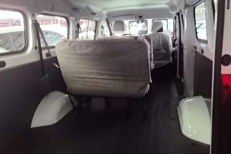 Used Wuling Yangguang 2026 Model, 330km Bus Comfort Edition Trunk