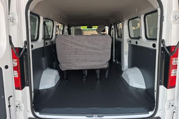 Used Wuling Yangguang 2026 Model, 440km Bus Comfort Edition, 6 Seats Trunk