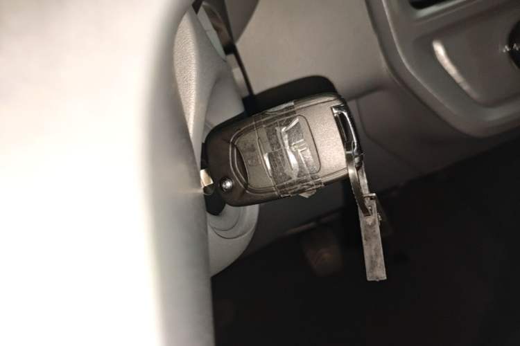 Used Wuling Yangguang 2026 Model, 330km Bus Comfort Edition Vehicle Key
