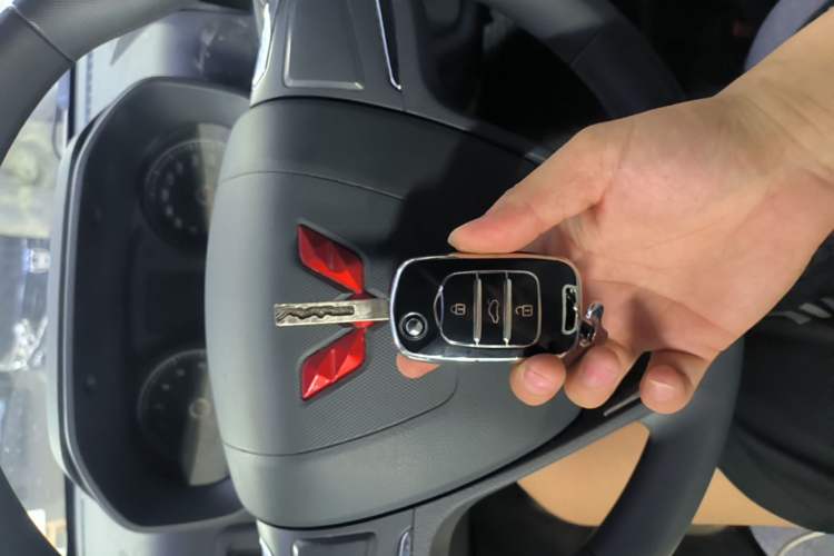 Used Wuling Yangguang 2026 Model, 330km Bus Comfort Edition Vehicle Key
