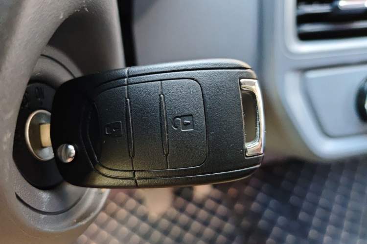 Used Wuling Yangguang 2026 Model, 440km Bus Comfort Edition, 6 Seats Vehicle Key