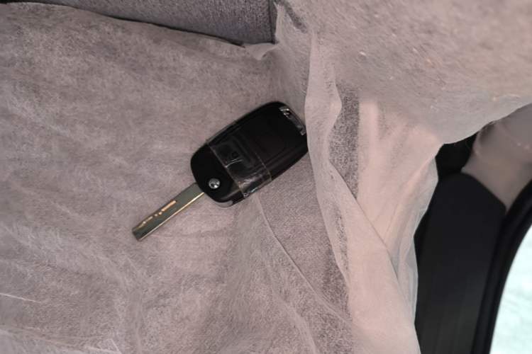 Used Wuling Yangguang 2026 Model, 330km Bus Comfort Edition Vehicle Key