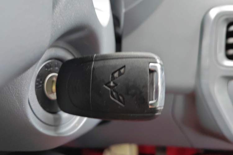 Used Wuling Yangguang 2026 Model, 330km Bus Comfort Edition Vehicle Key