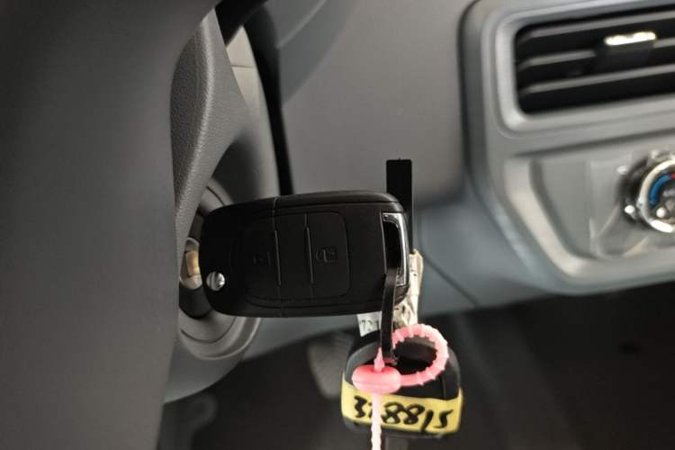 Used Wuling Yangguang 2026 Model, 440km Bus Comfort Edition, 6 Seats Vehicle Key