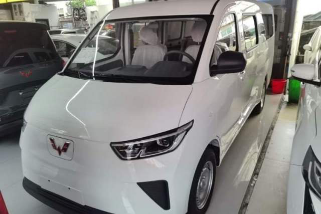 Used Wuling Yangguang 2026 Model, 330km Bus Comfort Edition