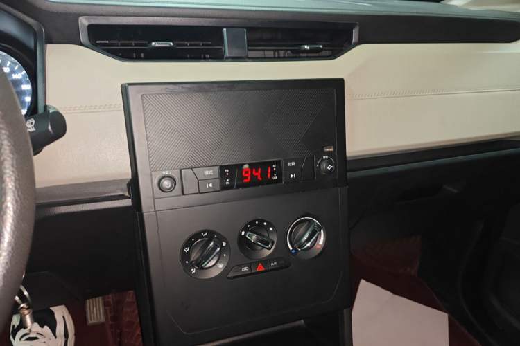 Used Wuling Zhengcheng 2021 1.5T Manual Comfort Version Audio And AC Panel