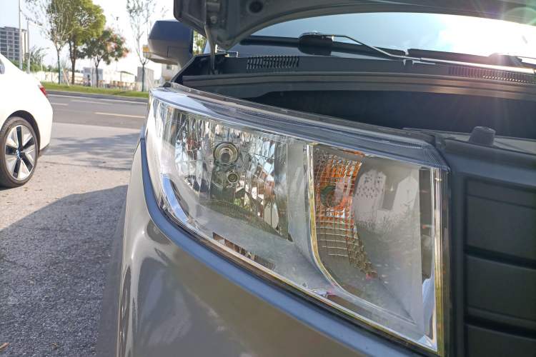 Used Wuling Zhengcheng 2022 2.0L Manual Entrepreneurial Version Right Front Headlight