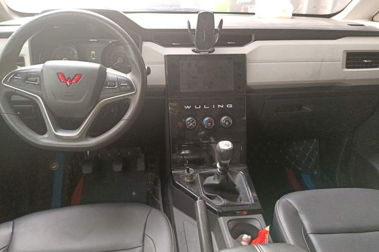 Used Wuling Zhengcheng 2021 1.5T Manual Luxury Version Center Console