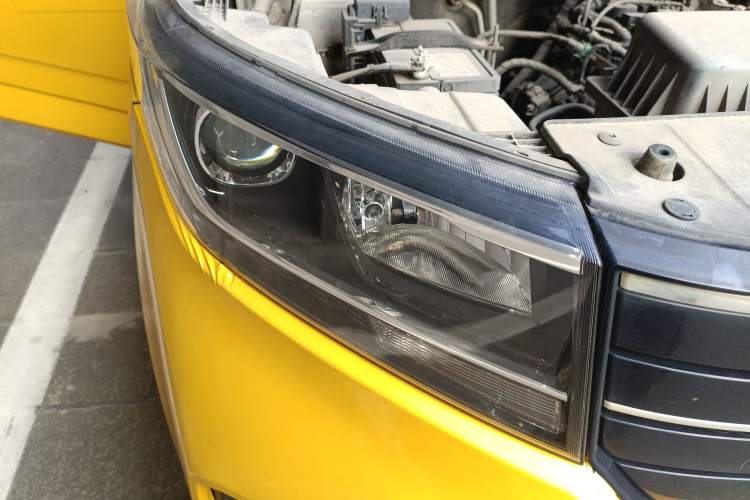 Used Wuling Zhengcheng 2021 1.5T Manual Luxury Version Right Front Headlight