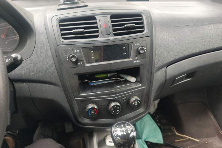 Used Wuling Zhengcheng 2015 1.5L Comfort L3C Audio And AC Panel