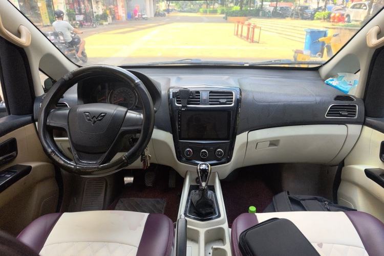 Used Wuling Zhengcheng 2015 1.8L Luxury Model LJ479QE2 Center Console