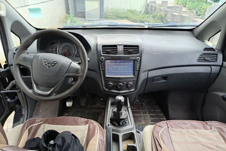 Used Wuling Zhengcheng 2015 1.5L Comfort L3C Center Console