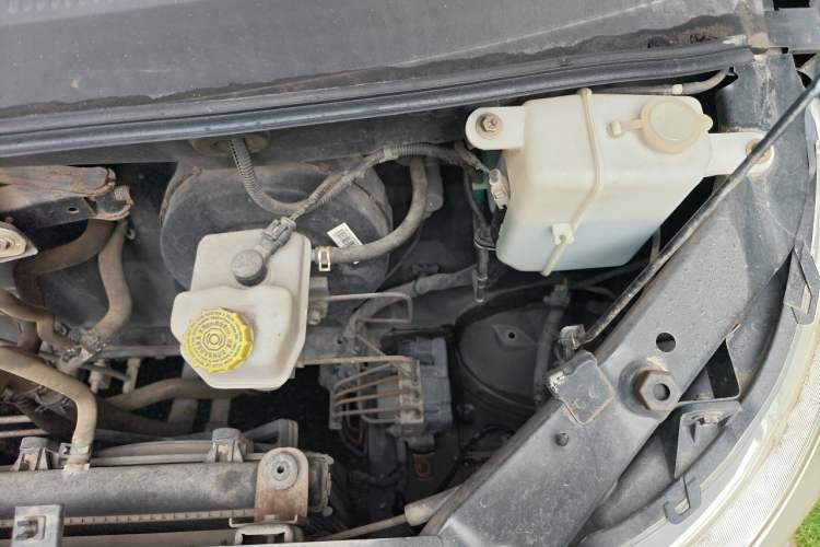 Used Wuling Zhengcheng 2015 1.8L Luxury Model LJ479QE2 Engine Bay Left