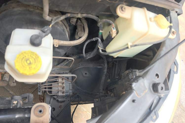 Used Wuling Zhengcheng 2015 1.8L Luxury Model LJ479QE2 Engine Bay Left