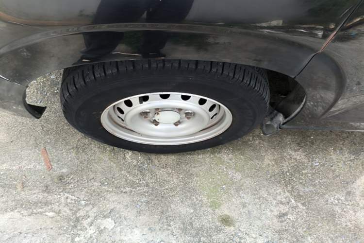 Used Wuling Zhengcheng 2015 1.5L Comfort L3C Left Front Wheel Hub