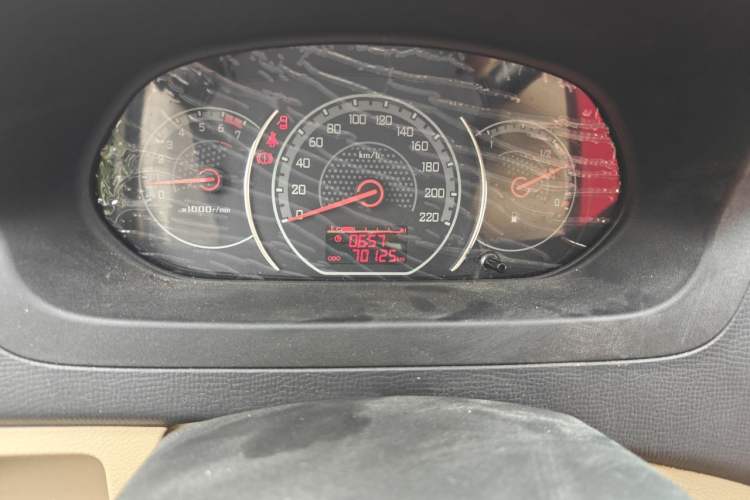 Used Wuling Zhengcheng 2015 1.8L Luxury Model LJ479QE2 Odometer Close Up