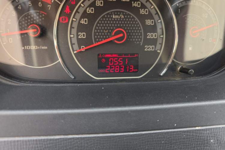 Used Wuling Zhengcheng 2015 1.8L Luxury Model LJ479QE2 Odometer Close Up