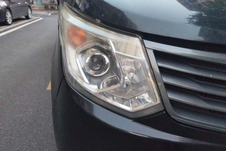 Used Wuling Zhengcheng 2015 1.5L Comfort L3C Right Front Headlight