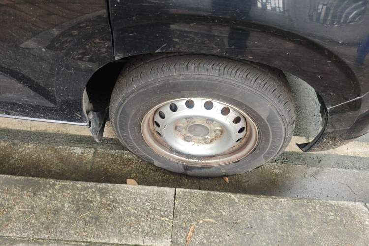Used Wuling Zhengcheng 2015 1.5L Comfort L3C Right Front Wheel Hub