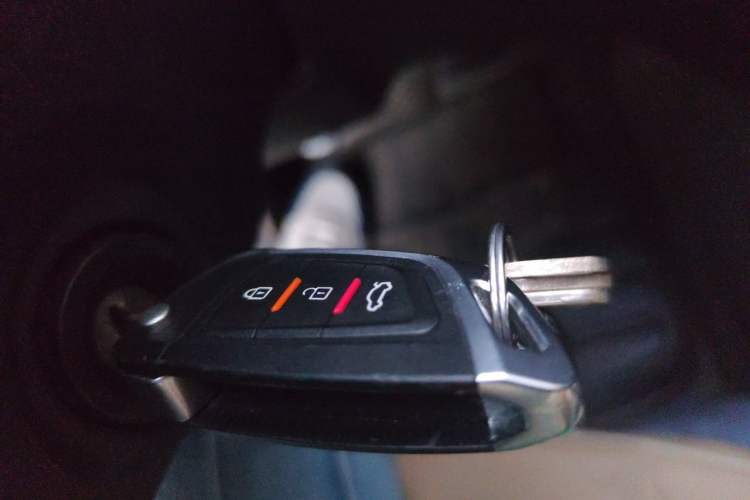 Used Wuling Zhengcheng 2015 1.5L Comfort L3C Vehicle Key